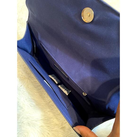 Trina Turk Blue & White Medallion Herringbone Printed Clutch - Sz. OS (NWT) - Picture 3 of 6